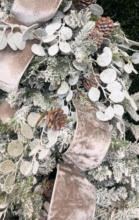Velvet ribbon detail
